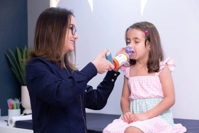 Dra. Pilar Couto realizando avaliação respiratória em uma criança